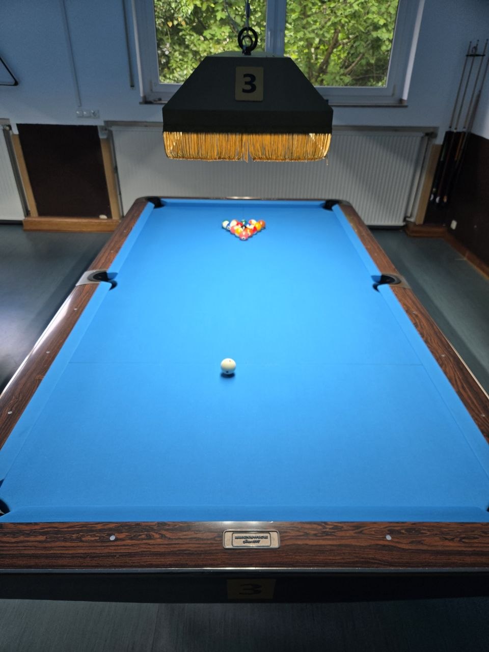 Tisch 3 von der Kopfseite mit aufgebauten Kugeln und Spielball