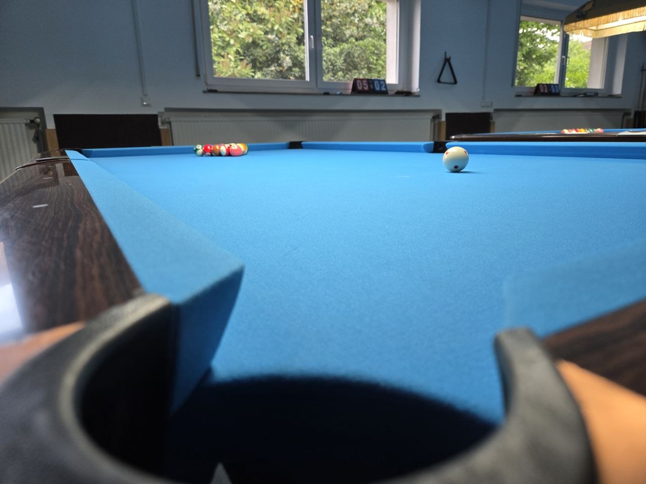 Blick von einer Ecktasche über die lange Bande auf das blaue Tuch